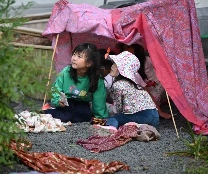 es students learning outside